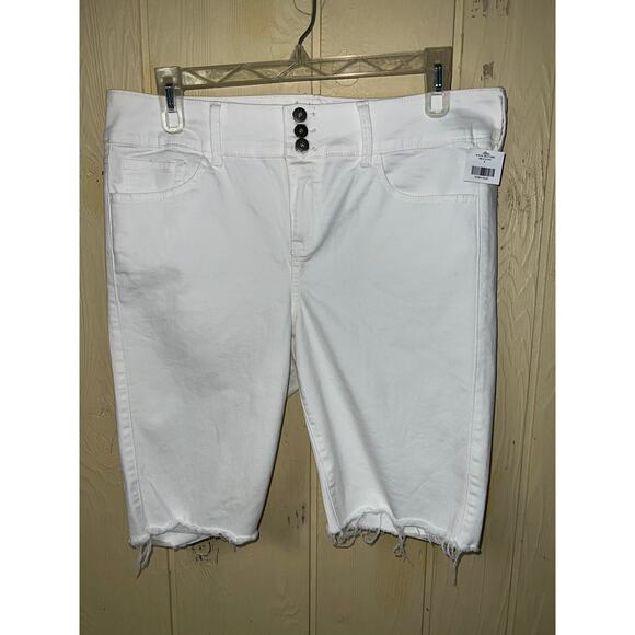 Torrid Shorts Womens 18W Bermuda White Denim Jean Fray Raw Hems Skinny Leg - Picture 4 of 11